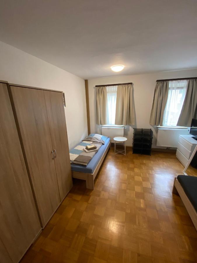 Einfaches Haus Mit Privatzimmern Und Gemeinschaftsraeumen Heilbronn Ngoại thất bức ảnh