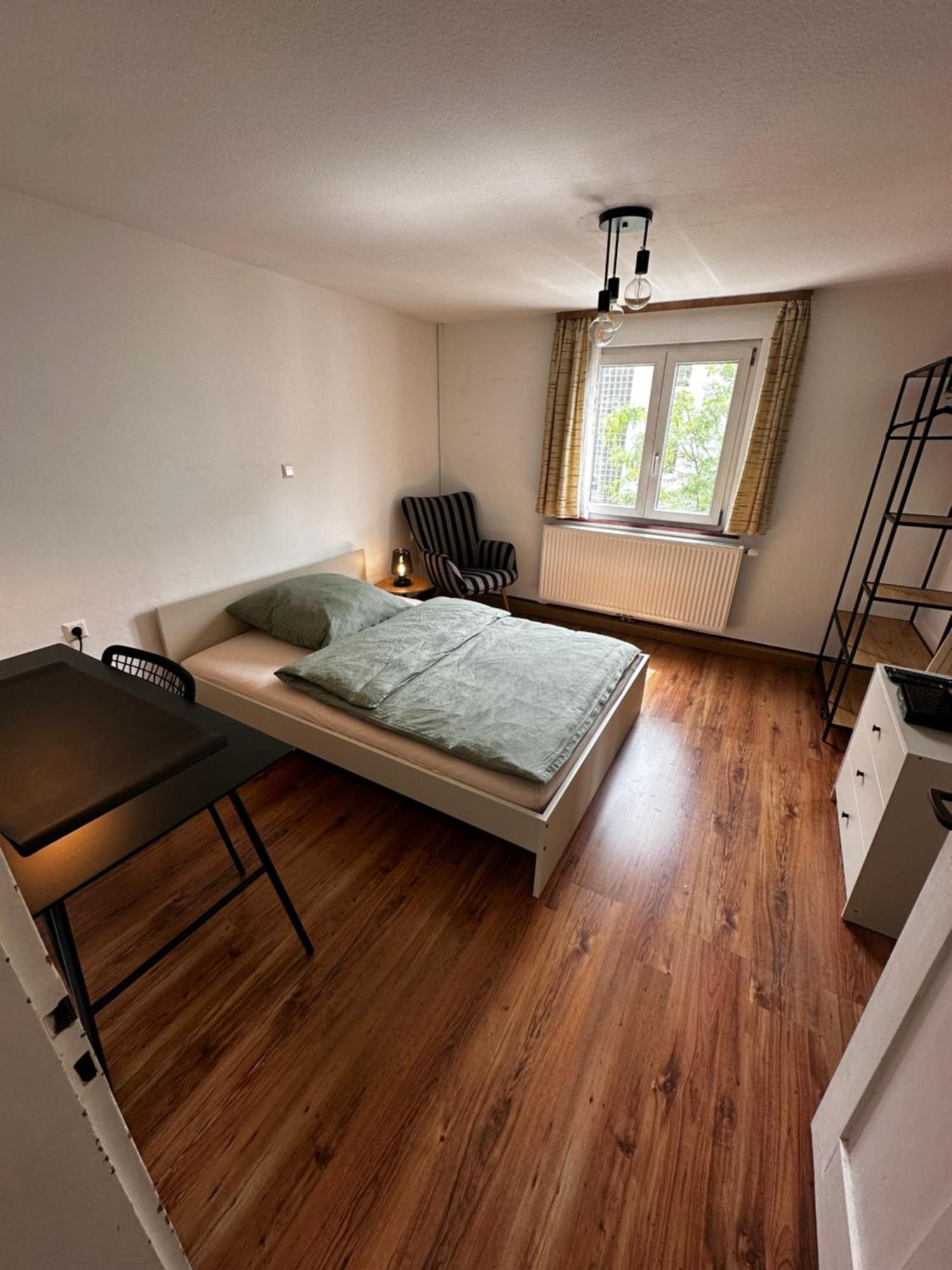 Einfaches Haus Mit Privatzimmern Und Gemeinschaftsraeumen Heilbronn Ngoại thất bức ảnh